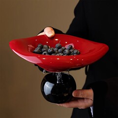 背の高い足の小さい精巧な陶磁器の果物の皿は水を切って軽くて豪華です。