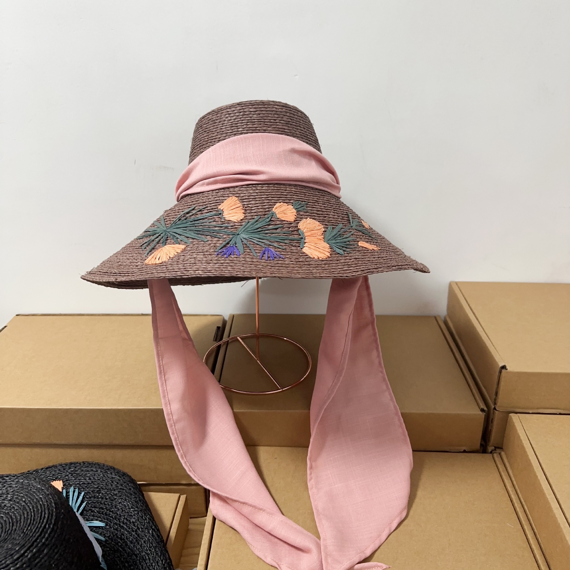 Solhatt i halm för dam i hepburn-stil med broderade blommor_voghion.com