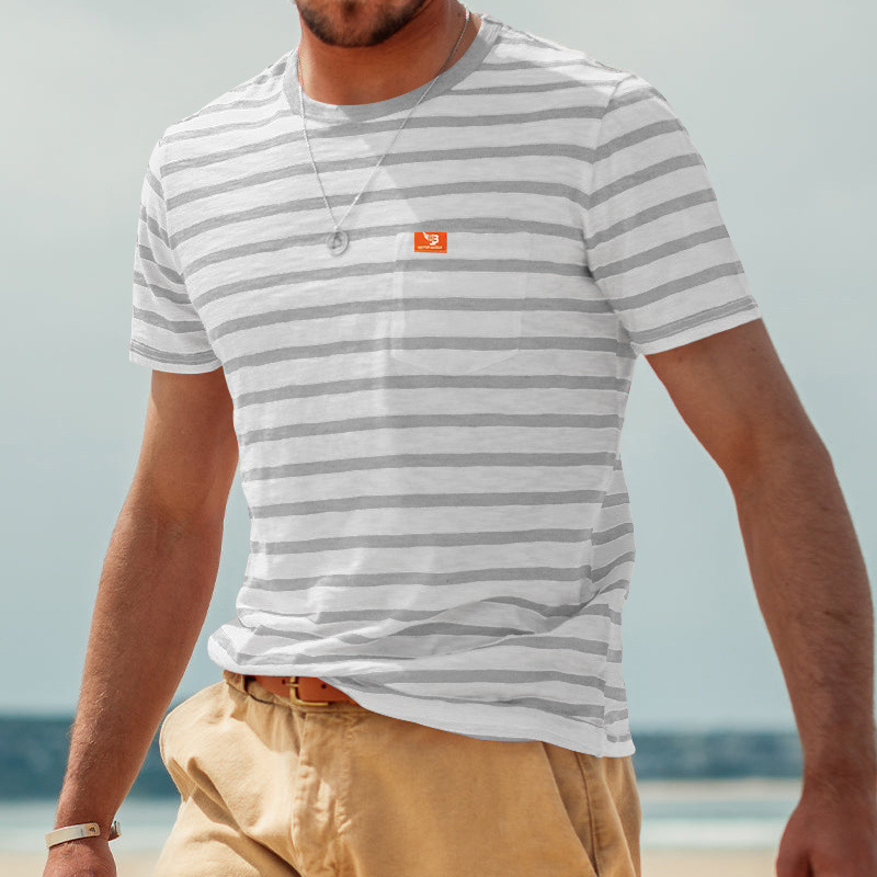Nueva camiseta de verano de estilo británico para hombre, talla grande, manga corta, con estampado de rayas, cuello redondo, top informal para fitness, ropa deportiva moderna.