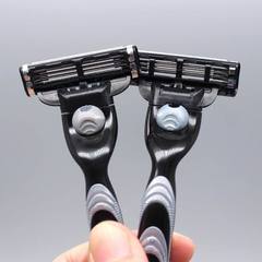 A Three-Layer Manual Men's Shaving Razor with 3-Blade Shaving Head, a Best-Selling Export Product