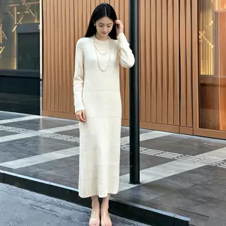 轻奢风分段压褶长裙秋季新款圆领长袖三宅工艺直筒显瘦褶皱连衣裙