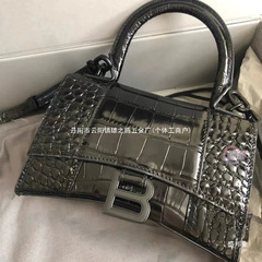 厂家法棍包女手挎斜早春版本精美腋下包感新款提高小众沙漏包牛皮