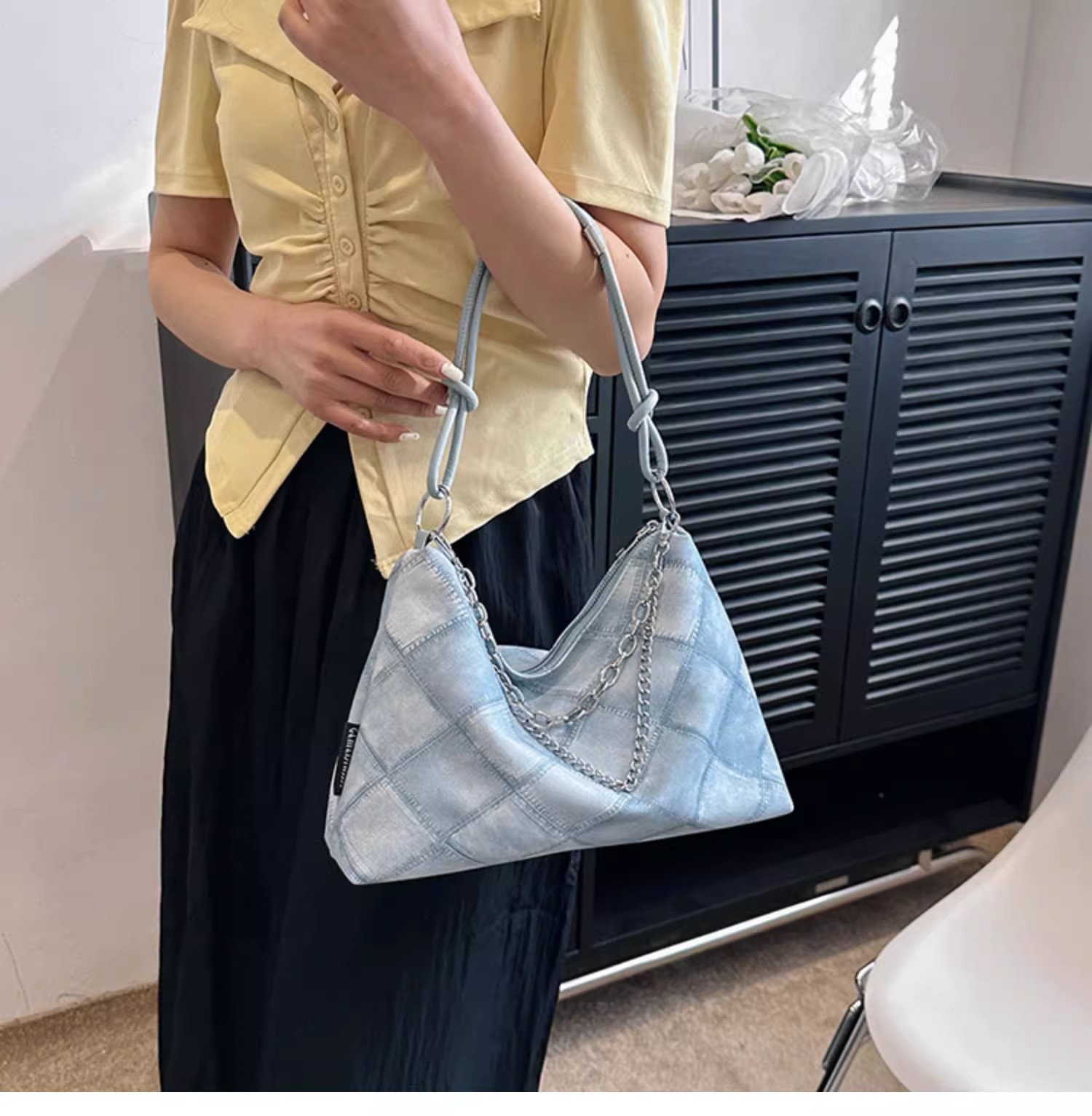 A niche canvas bag with a large capacity for women, a trendy 2023 new style for work, commuting, and student classes, a single-shoulder underarm tote bag undefined