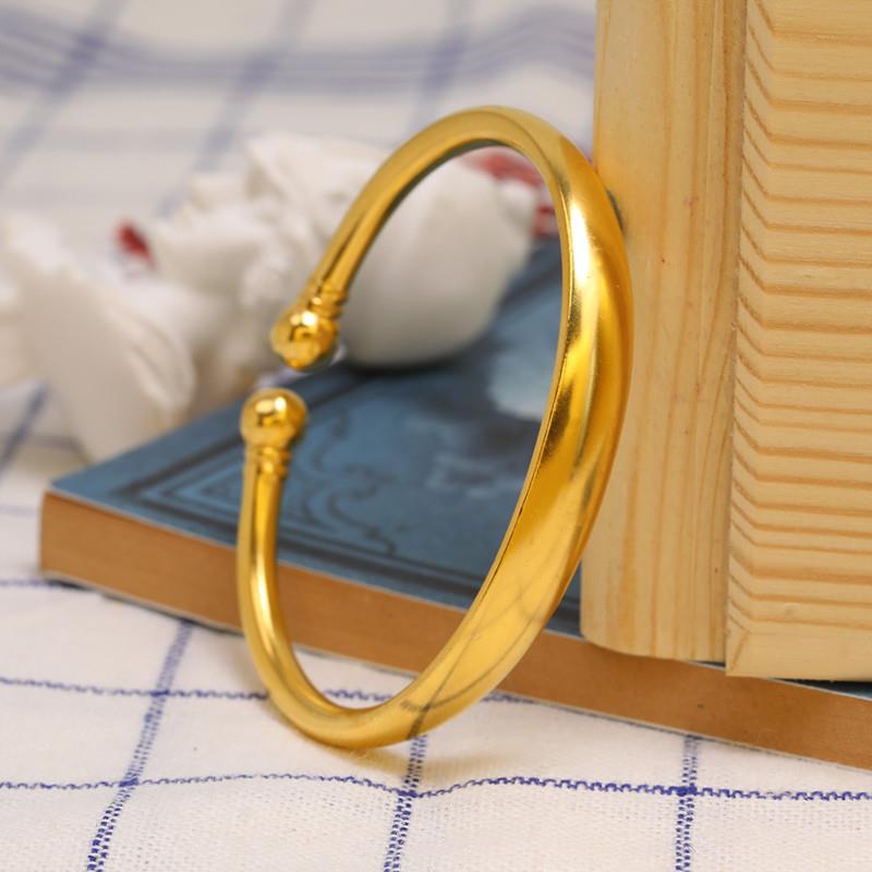 약 36g의 광택 있는 비즈 오픈 팔찌는 표면 너비가 약 8mm입니다.