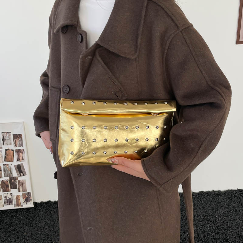 Niche bolsas de mano de gran capacidad de Europa y los Estados Unidos coreano 2025 nuevo bolso de hebilla de absorción de aire extranjero chica caliente sobre bolso de remachete de mujer