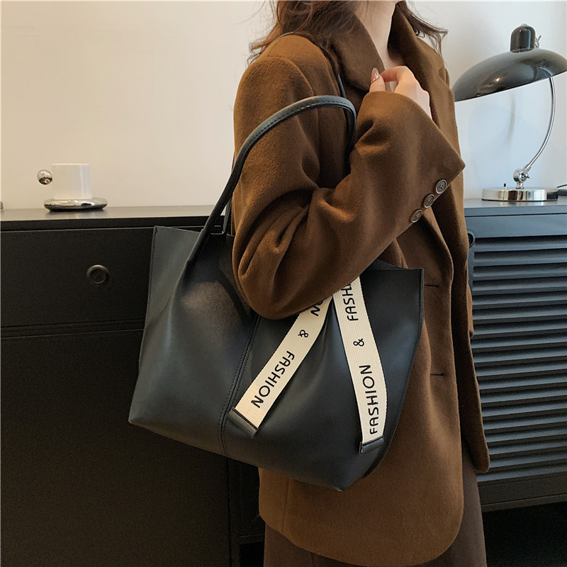 Bolsas de textura retro transfronterizas para mujeres 2024 nueva moda de cinta de hombro bolsa de mano de gran capacidad de transporte