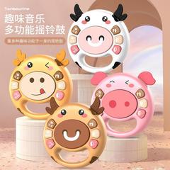 赤ちゃんの子供のおもちゃは太鼓をたたいて鈴を鳴らします。3歳牛