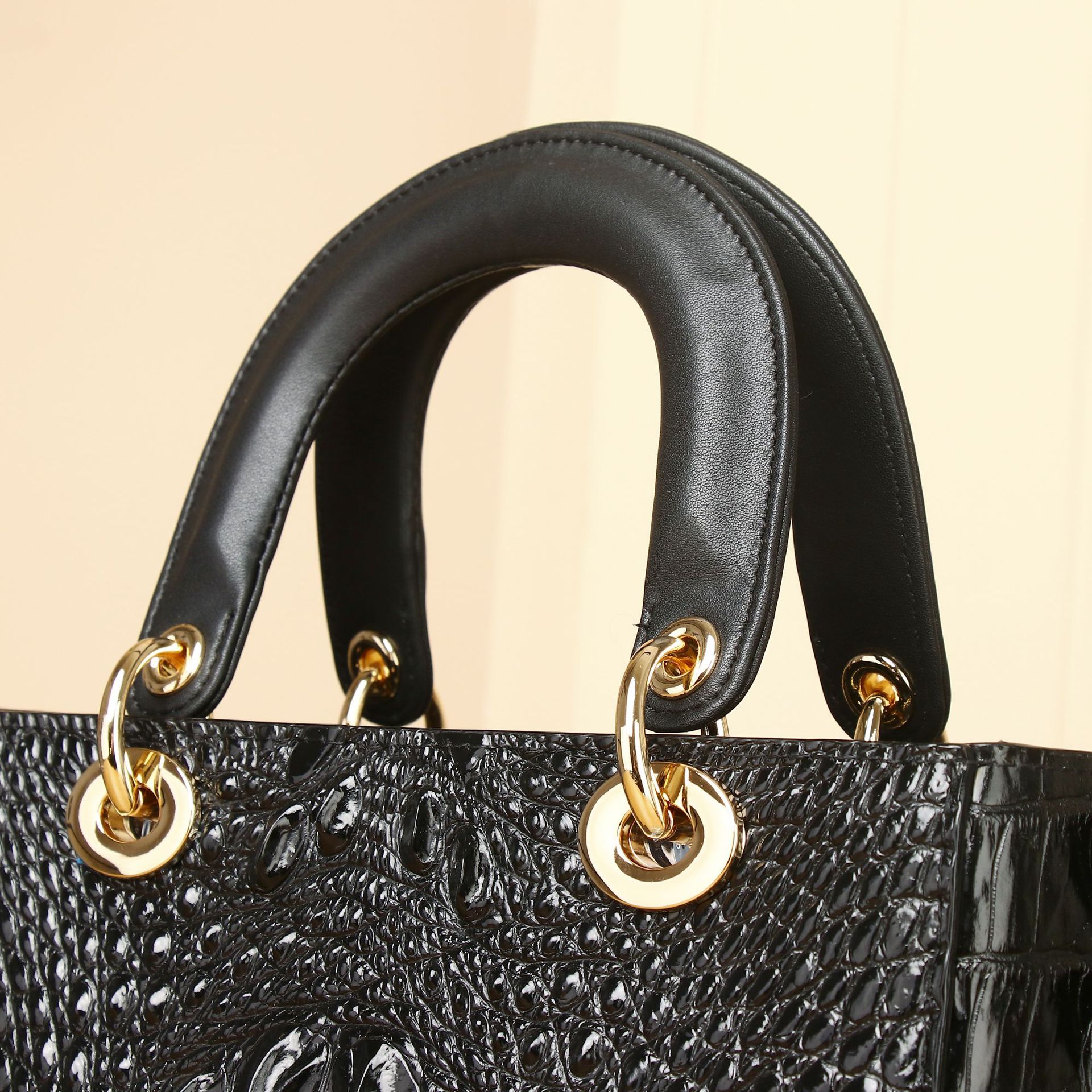 Túi xách nữ Lady Dior họa tiết xương cá sấu – thiết kế satchel quai xách tay, đeo chéo chi tiết 3