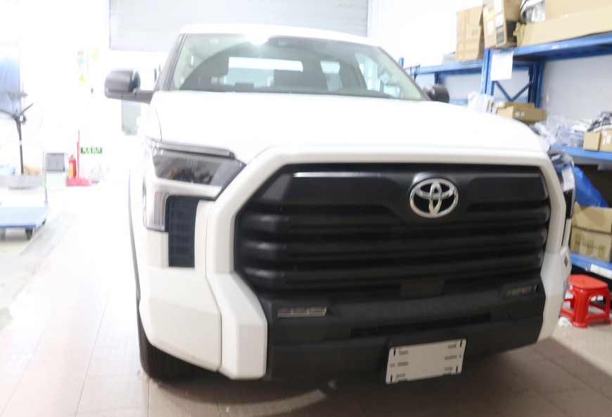 Suitable for 22-23 Toyota Sequoia Tundra Headlight Eyebrow Modification Led Sequential Turn Signal Lights, Dedicated Daytime Running Lights