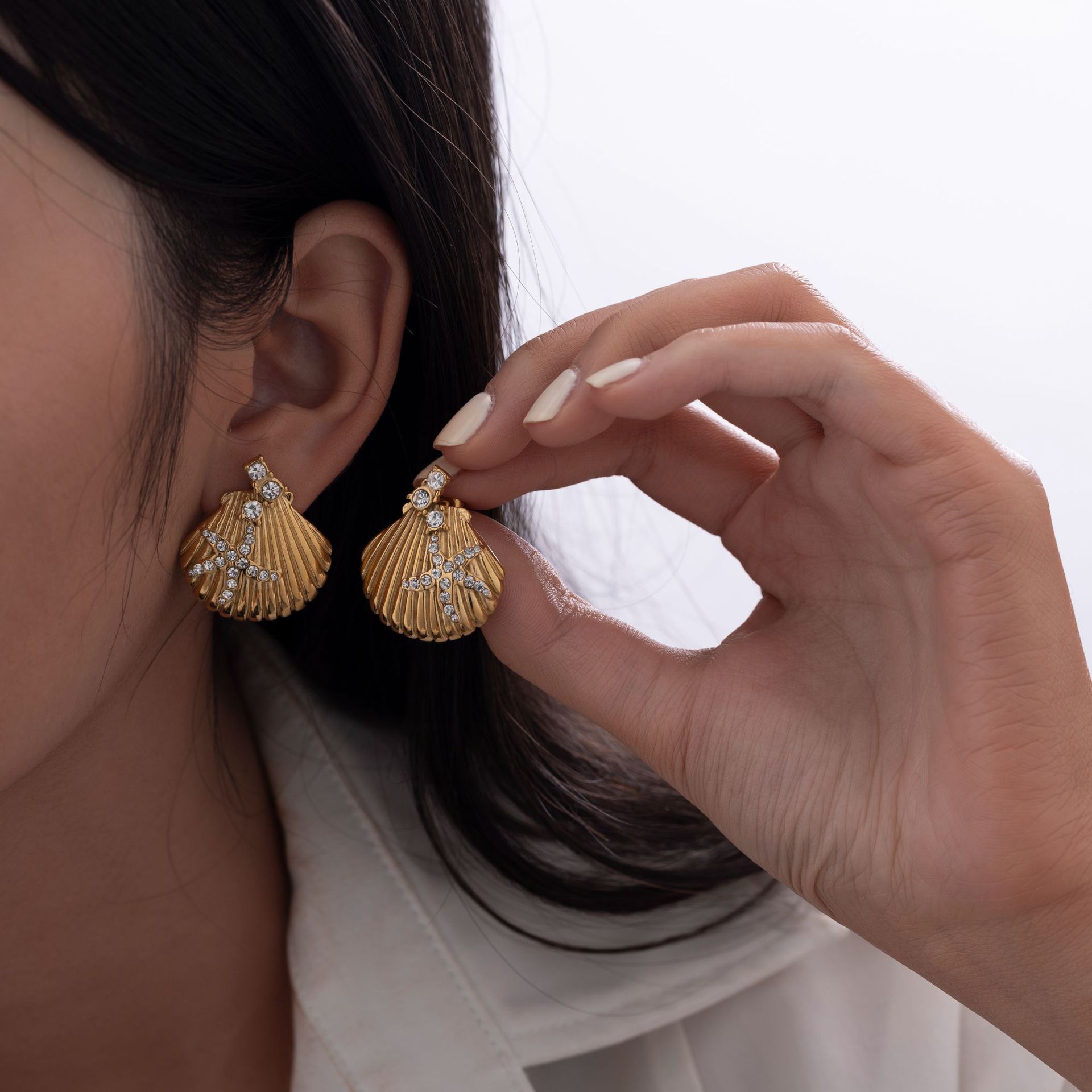 TENA2025 verano de Europa y los Estados Unidos conchas de acero inoxidable pendientes de lujo ligero de alto nivel sensación de playa 18k pendientes de viento
