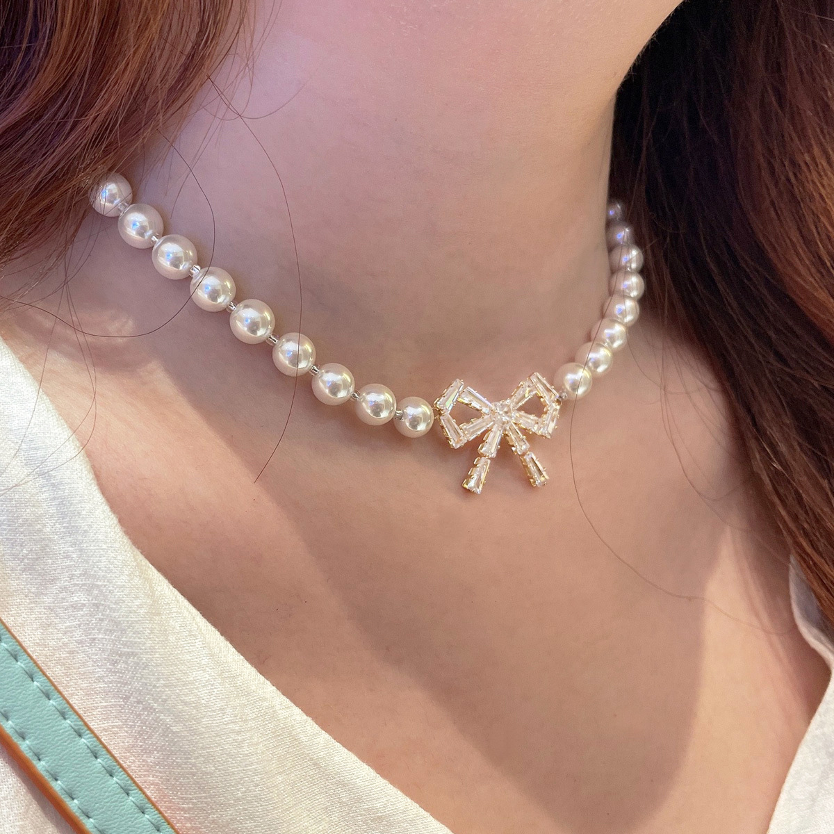 Necklace with bow from pearl