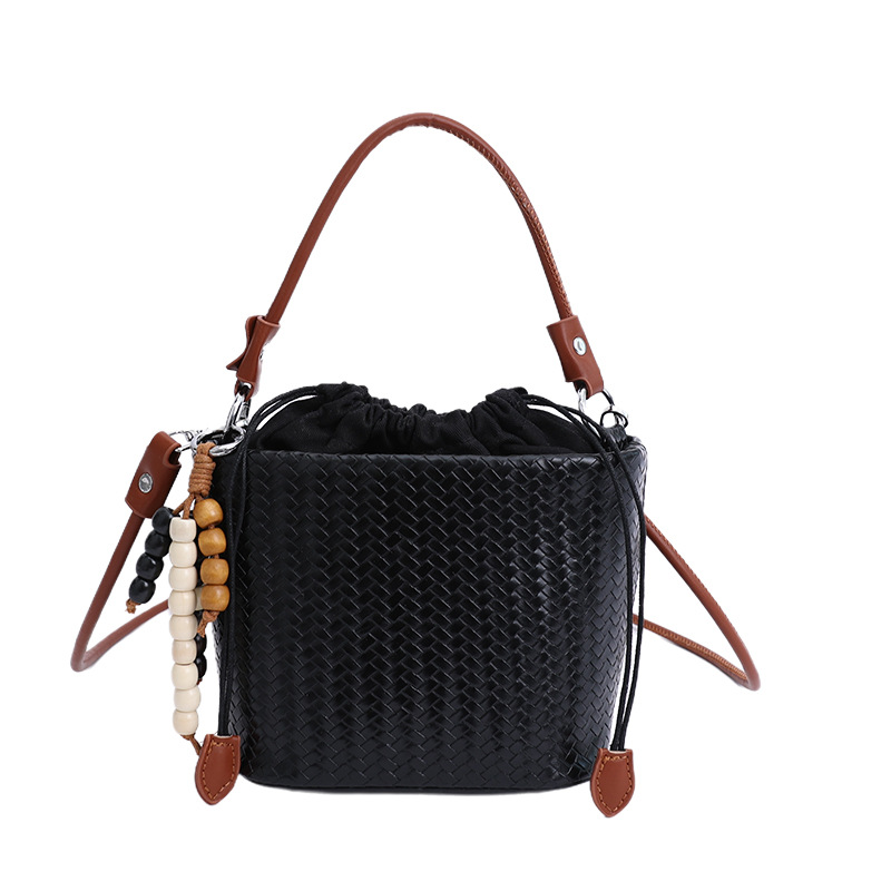 Transfronterizos bolsos de cubo de cuerda bolsos de mujer versátiles bolsos de mano otoño e invierno 2025 nuevo tejido mochila de viaje