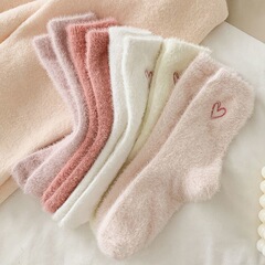 靴下の女性の中筒の靴下の秋の冬の厚いミンクの毛の刺繍の愛の睡眠の床の靴下の冬の保温のストッキング