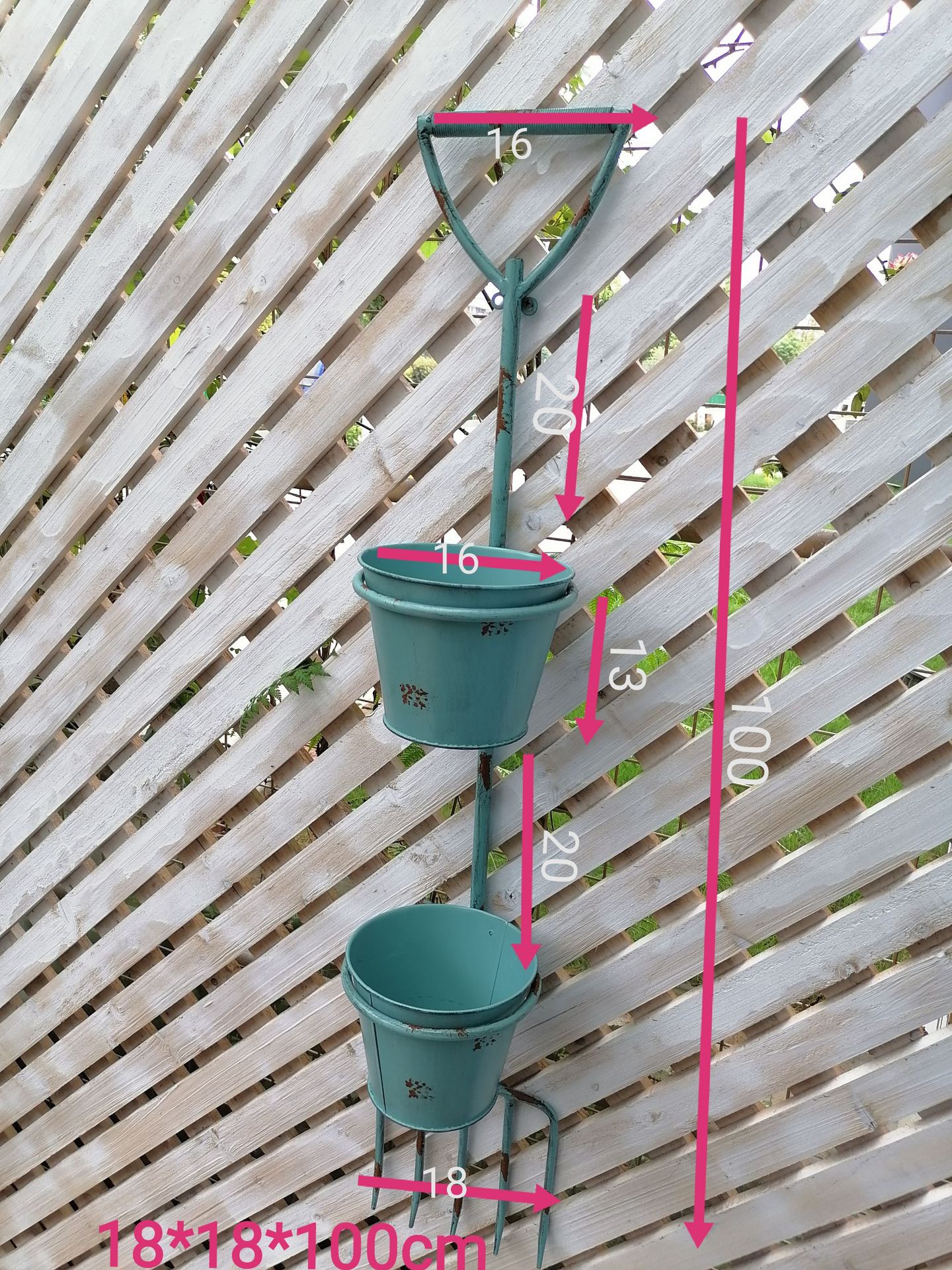 파란색 두 배럴의 벽걸이 오래된