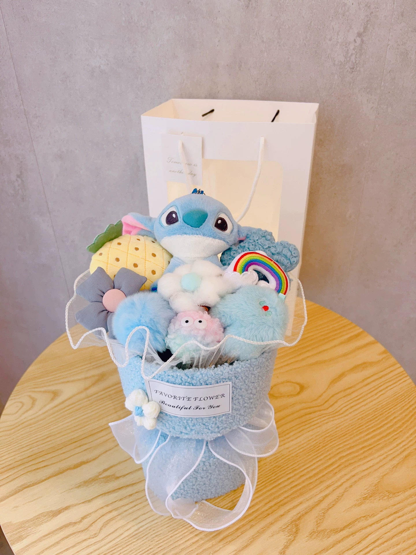Плюшевый букет (Sanrio) клубничный плюшевый набор, 30–33 см — подарок на День святого Валентина и день рождения