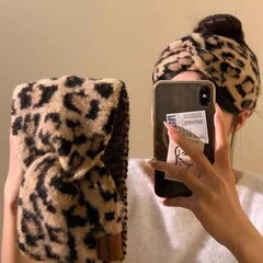 秋冬のヒョウ柄のニットは交差しています。
