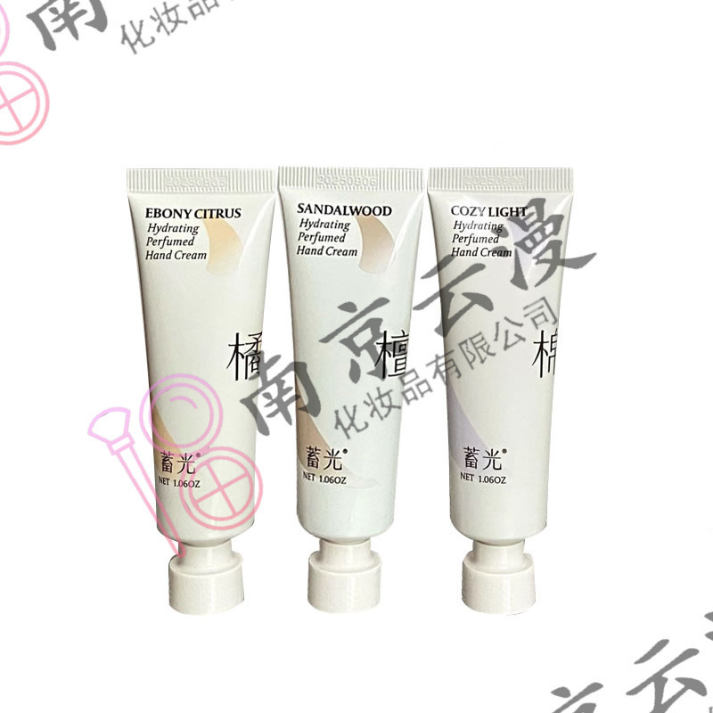 蓄光沁水アロマハンドクリームは水を補給して保湿します。|undefined