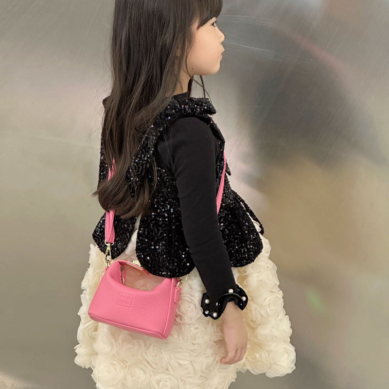 Bolsa de hombro simple de color sólido para niños y niñas, exquisita y compacta, bolsa de vaquero de moda para niños, nueva bolsa de accesorios para niños.