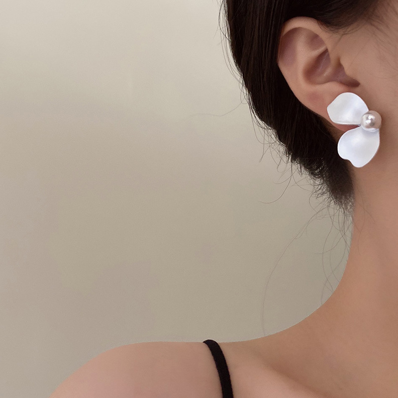 White retro small design fashionable earrings pearl