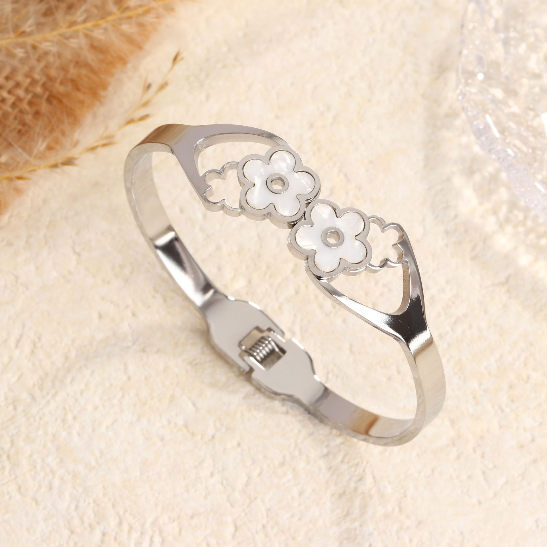 95 다섯잎 화이트 쉘 팔찌 스틸 컬러