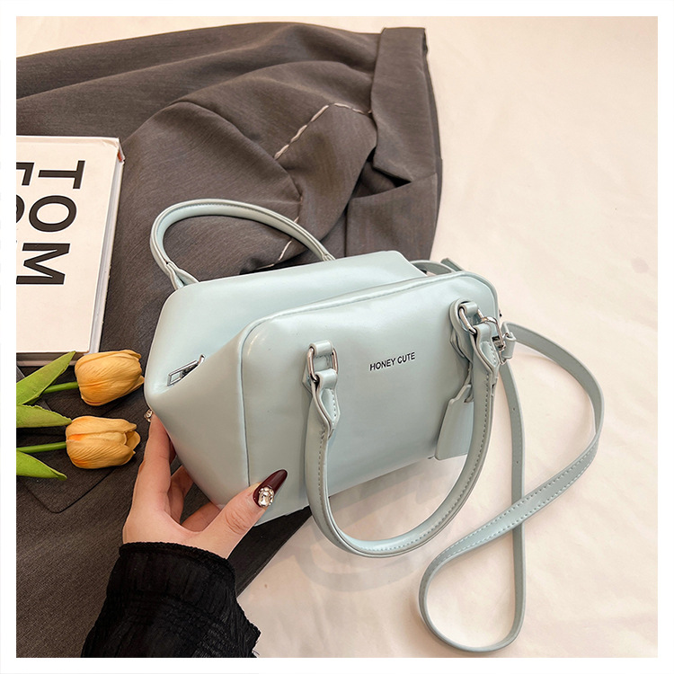 Women's Medium Pu Leather Solid Color Vintage Style Classic Style Zipper Crossbody Bag display picture 29