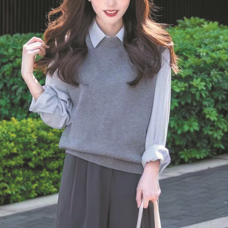 Velvet knitted sweater with a round collar