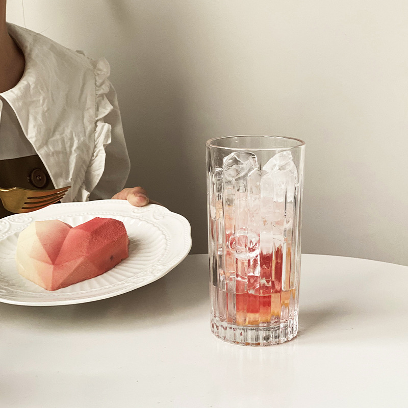 Bicchiere minimalista a righe in stile Ins, ideale per whisky, vino, caffè, succhi di frutta e bevande. Bicchiere per acqua dal design elegante._voghion.com