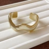 Golden wavy bracelet