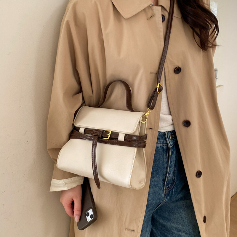 Bolsas de mano de nicho coreano de color contraste para mujeres 2026 primavera textura simple moda diaria correa de hombro mochila
