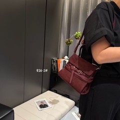 2025秋冬款时尚高级感单肩斜挎小众设计磨砂真皮绑带设计手提小包
