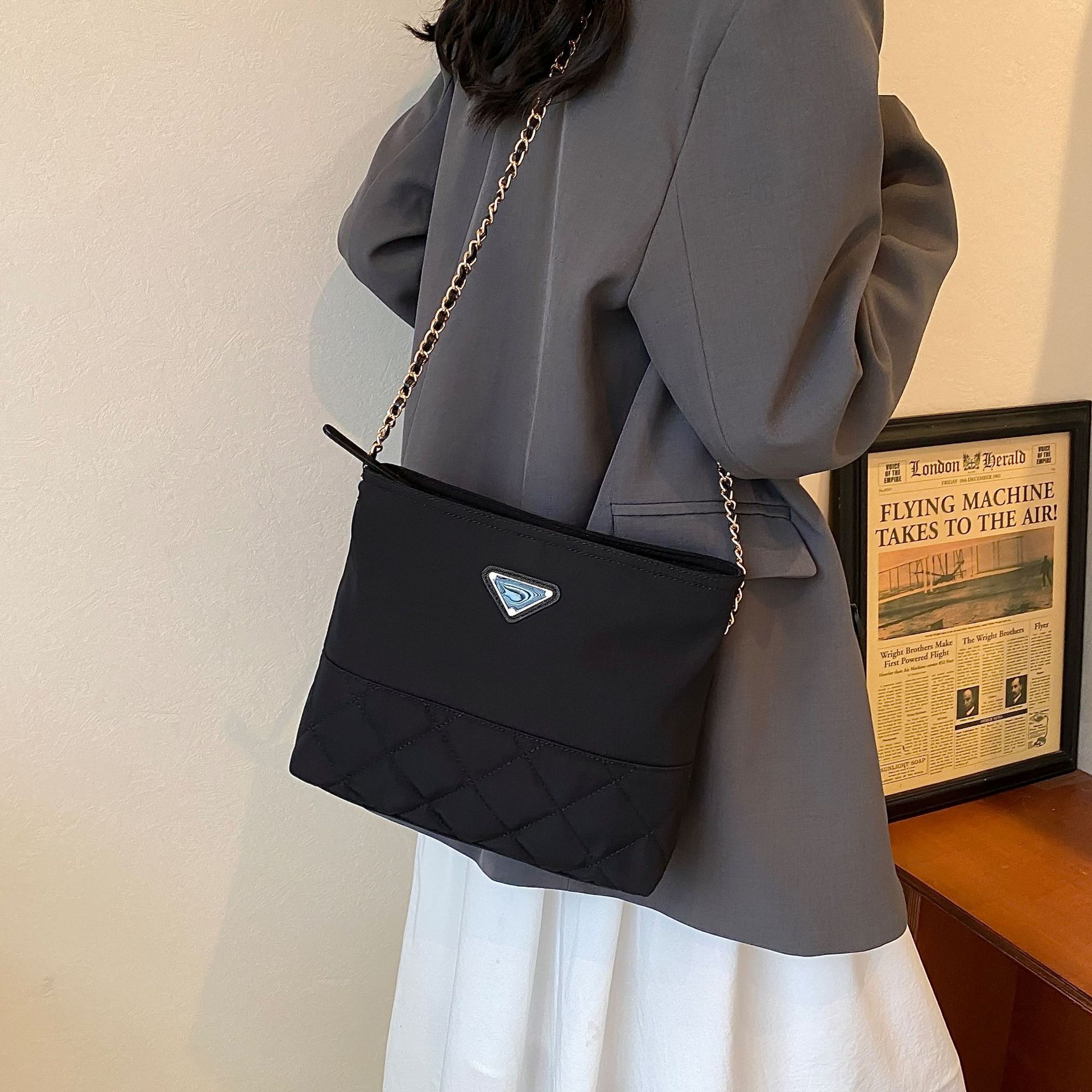 Bolso de cubo de cadena de diamante 2024 nuevo estilo de alta calidad sensación de nicho de moda bolso de hombro casual versátil mochila