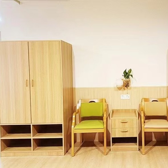 高齢者向けのダイニングテーブルと椅子の組み合わせ、老人ホームのアパート家具、老人ホーム、介護施設、無垢材の高齢者テーブル、レジャーテーブル|undefined