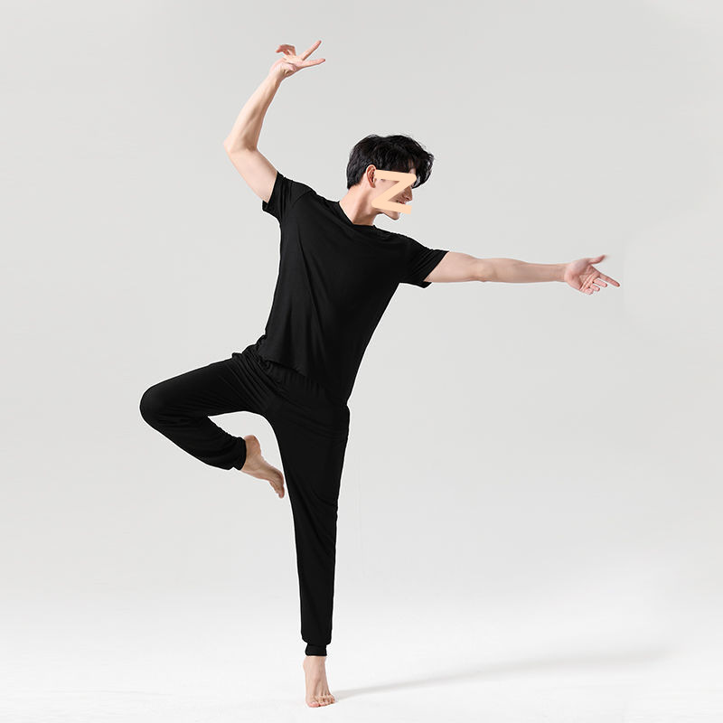 Black v-neck short-sleeved + carrot pants suit