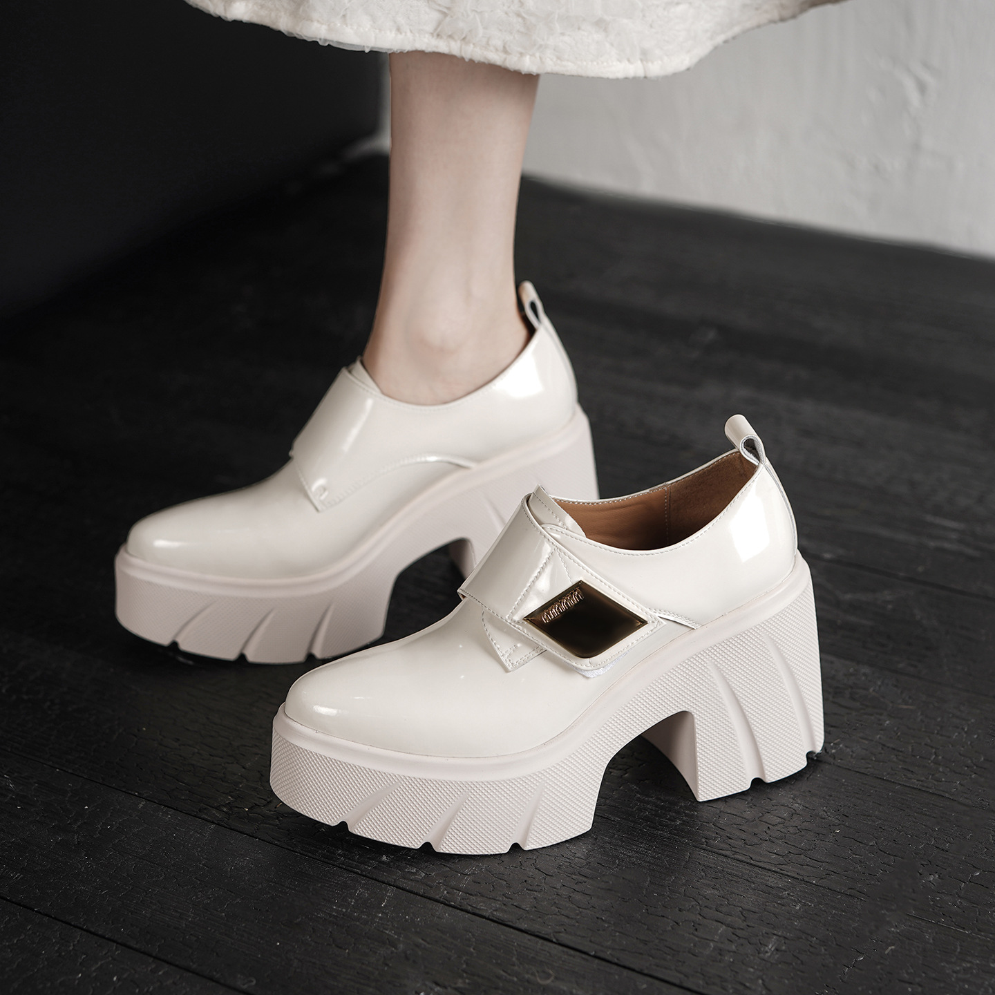 Giày lười nữ đế platform 10 cm mũi nhọn dây xỏ — màu đen