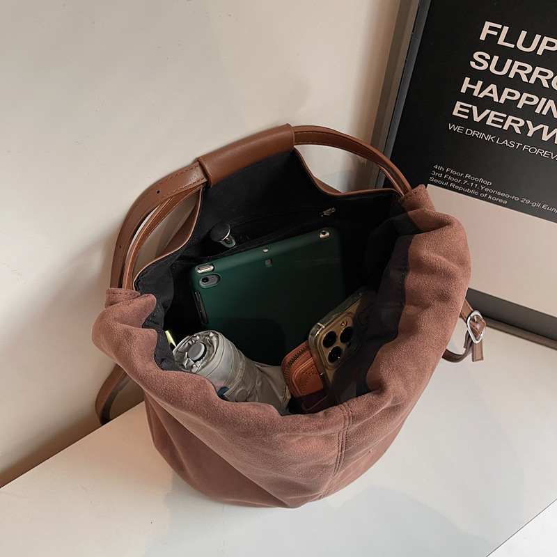 Alta sensación de otoño y invierno 2024 nuevo estilo coreano de gran capacidad de transporte casual de seda de seda de pulsación mochila retro