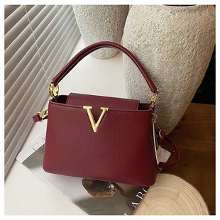 ˮͰ����Ů�������r�к��s�ٴ�������W�t�͹����e����б��Ů��