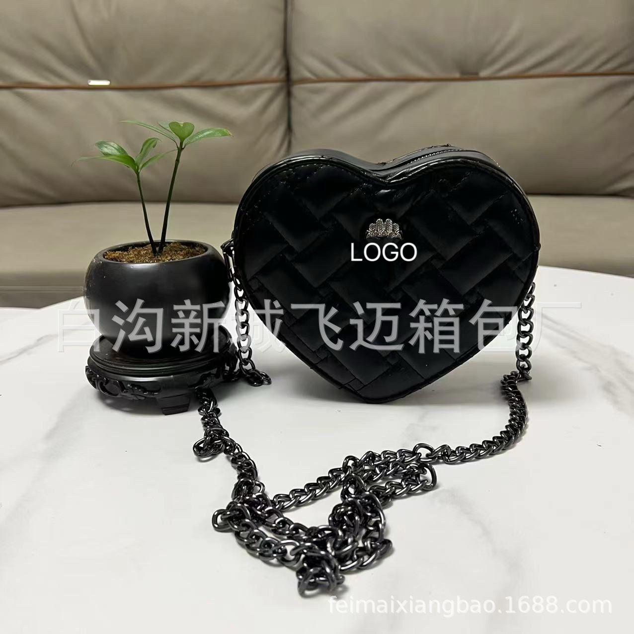 국경 간 여성 가방 2024 발렌타인 데이 새로운 유럽과 미국 패션 인기있는 맞춤형 단색 하트 모양의 가방 어깨 가방 가방 트렌디