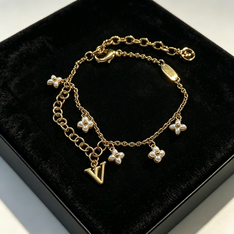 26 new models of gold chain floral letter bracelets, light luxury with a high-end feel, classic and fashionable, versatile and elegant, direct from the manufacturer 26 new models of gold chain floral letter bracelets, light luxury with a high-end feel, classic and fashionable, versatile and elegant, direct from the manufacturer