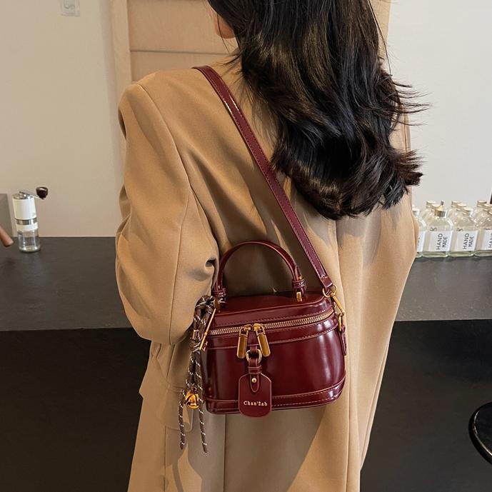 Bagos de mano de fragancia retrógrada para mujeres 2024 nuevo bolso retrógrado de estilo nicho de moda alta textura mochila