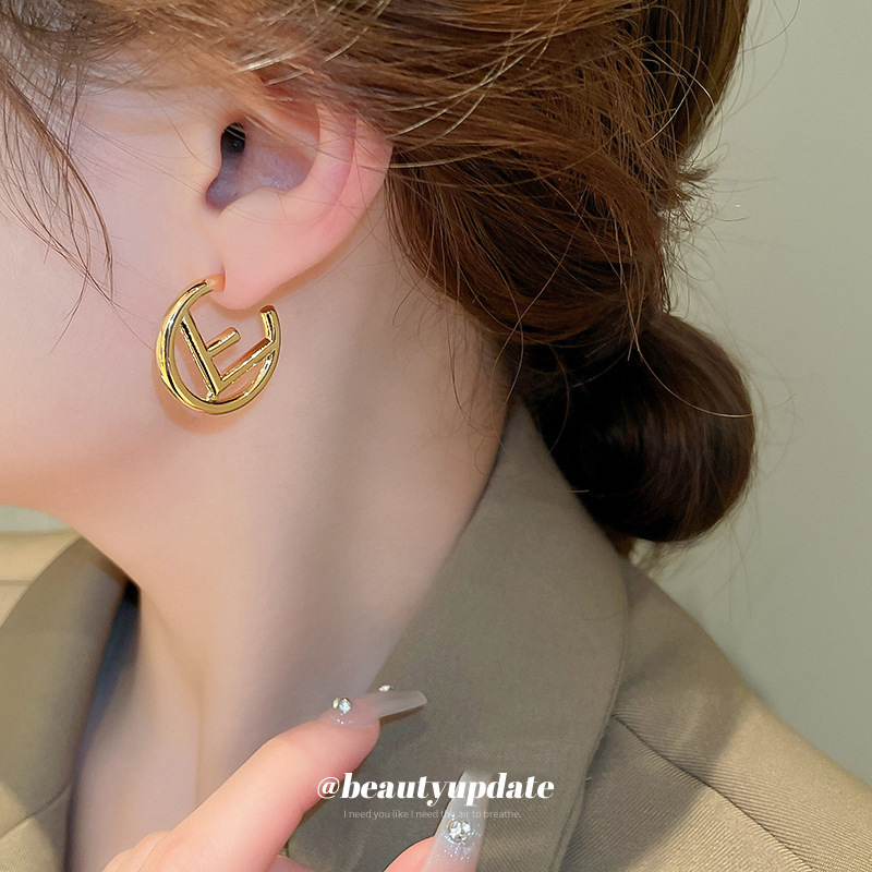 Aguja de plata carta hueco pendientes en forma de C diseño personalizado estilo metal pendientes nicho luz lujo de alto grado pendientes al por mayor