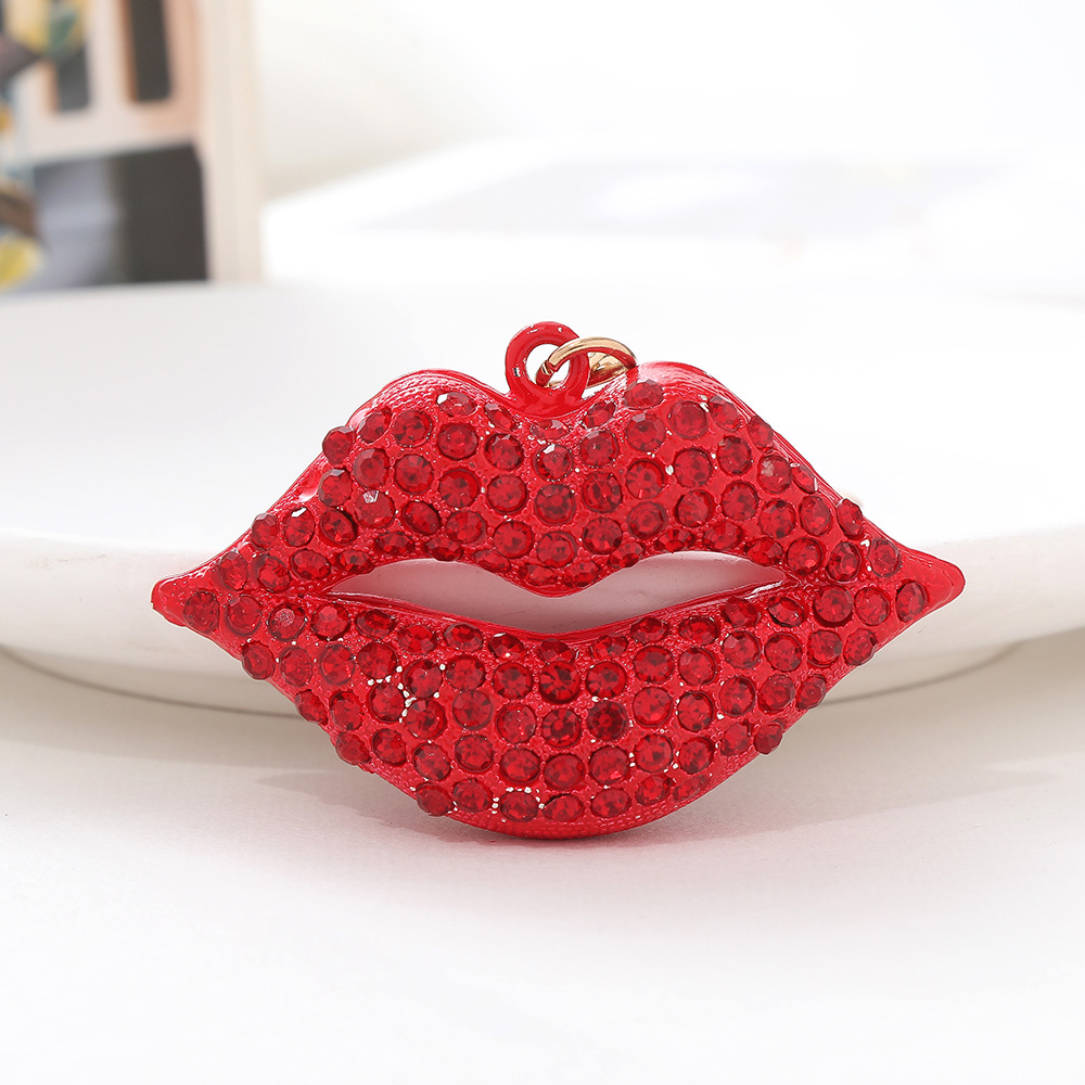 Portachiavi per auto con vernice spray per labbra in stile europeo e americano, ciondolo per borsa con diamante intarsiato in metallo_voghion.com