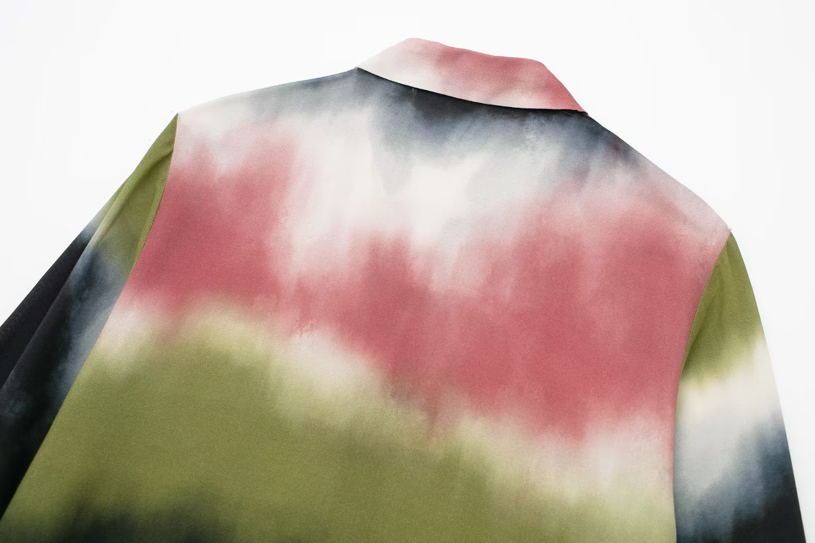 Neues Set aus Batikhemd und bedruckter Hose für Damen im Sommer 2024_voghion.com