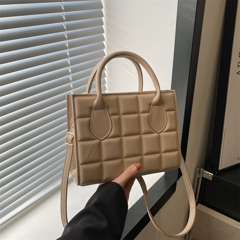 2024 nueva bolsa de mensajero de hombro pequeña bolsa cuadrada para mujeres Bolso de color sólido de estilo coreano de moda de este año para mujeres