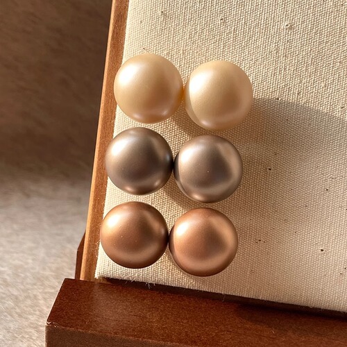 Round and flat steamed bun textured pearl earrings, temperament niche earrings, domestic Shi family pearl earrings for women