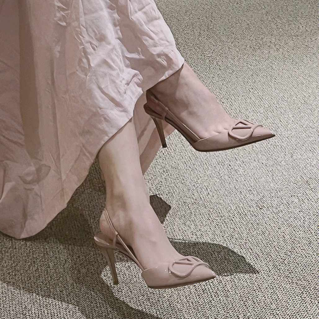 Женские летние босоножки из натуральной кожи, французский стиль, заостренный носок, высокий каблук, ажурный каблук, модель ~ 2025 года.