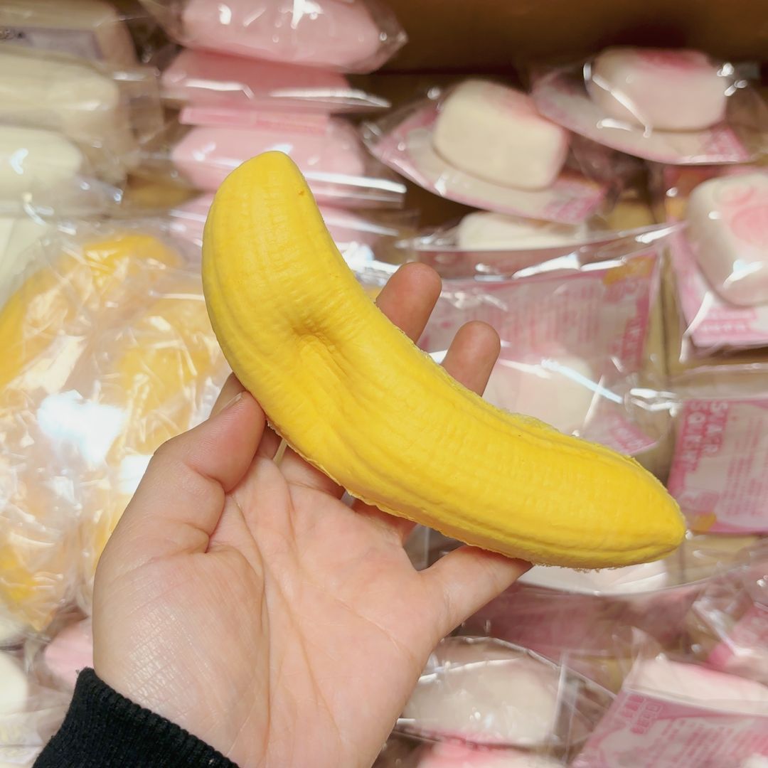 천천히 튀어오르는 촉촉하고 부드러운 바나나 1개