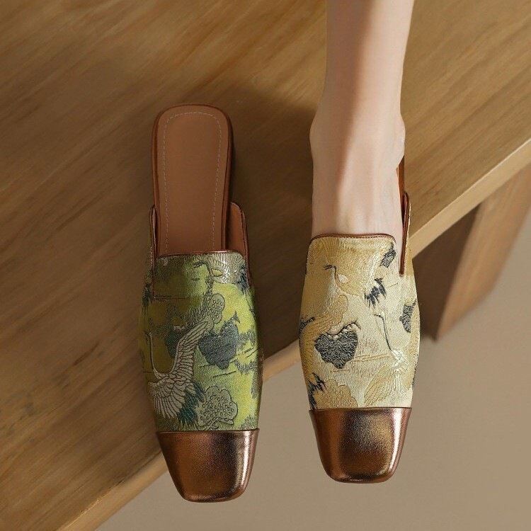 Embroidered and Color-Blocked Mule-Style High-End Sandals with Thick Heels and Closed-Toe Design for Women, in a New Chinese Style