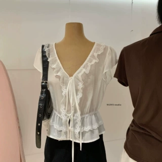 WGWE夏装女韩系甜美风蕾丝拼接百搭系带花边V领飞飞袖衬衫W10201
