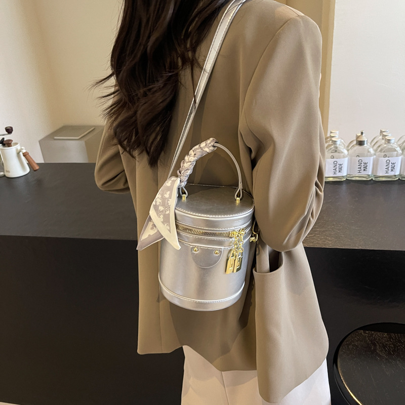 Este año, la popular explosión de bolsas de cubo de mano 2024 nuevo bolso de mujer, nicho de alto nivel, bolso de hombro, bolso de mochila universal