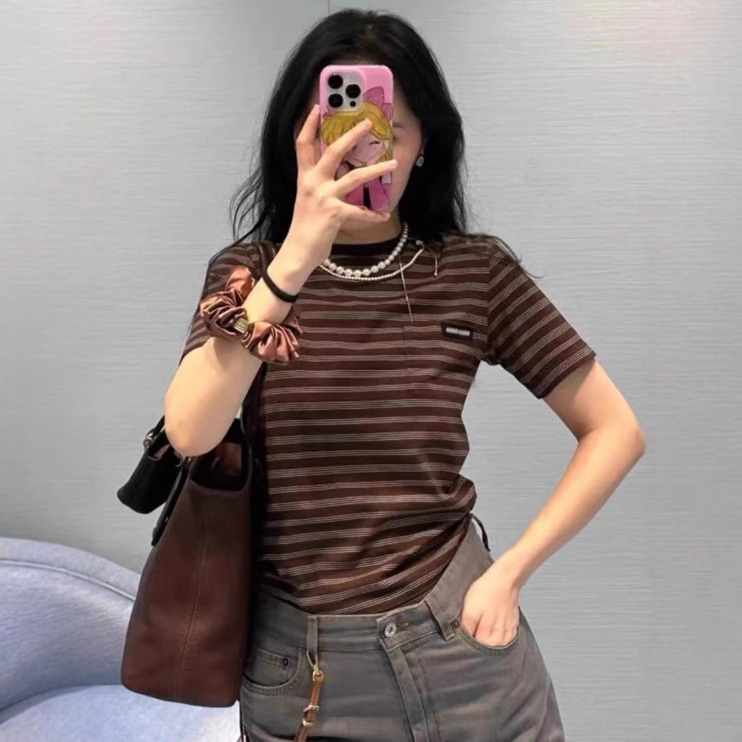 M 가족 25 년 이른 봄 새로운 문자 패치 자수 대비 컬러 스트라이프 조커 크루 넥 제한 캐주얼 짧은 소매 티셔츠 여성